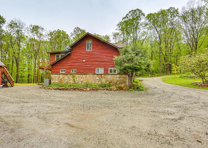 10 Mi To Mtn Resort: Normalville Cabin W/ Balcony!