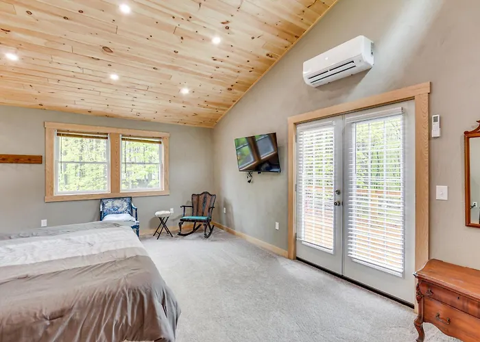10 Mi To Mtn Resort: Normalville Cabin W/ Balcony!